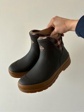 NWT Muck Boot WOMEN'S ORIGINALS ANKLE BOOT Brown Plaid